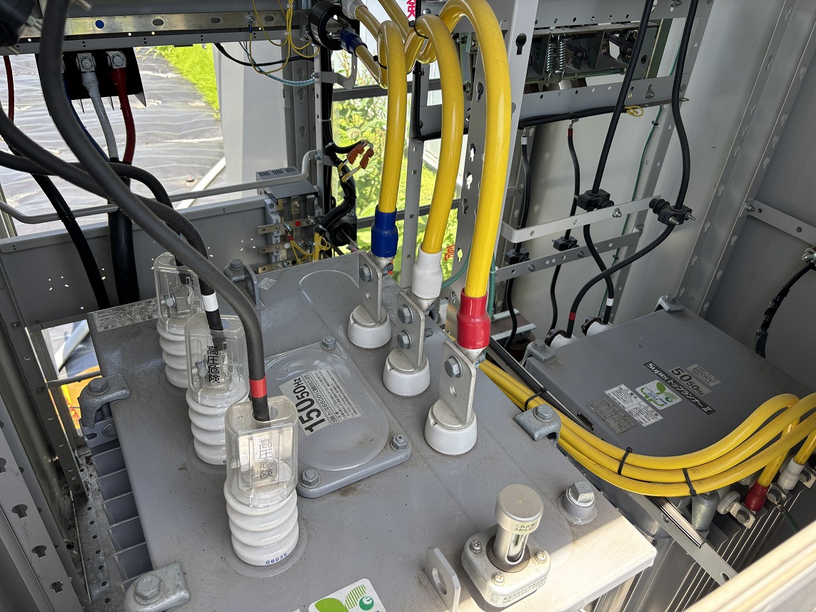 停電年次点検 清掃前の高圧受電設備内部